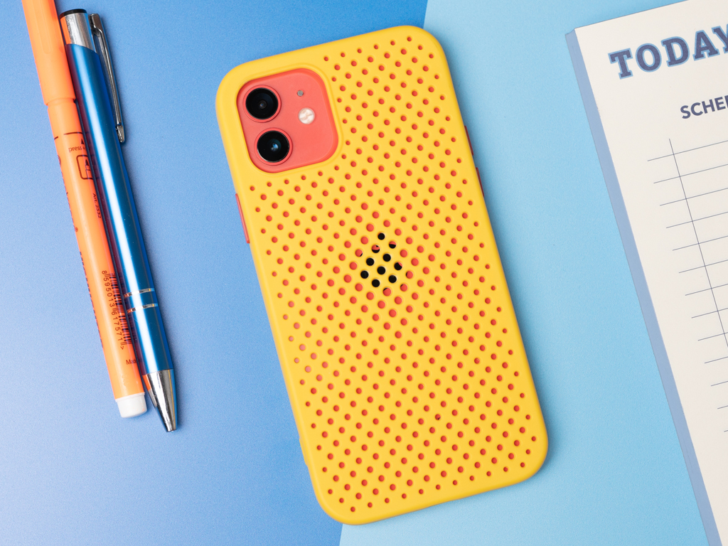 Děrovaný, gumový kryt na iPhone 12 a iPhone 12 Pro - Žlutý 2